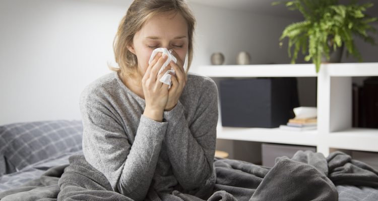 Donna con influenza e raffreddore che Sofia il naso
